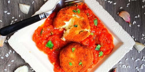 Arancini balls with tomato sauce