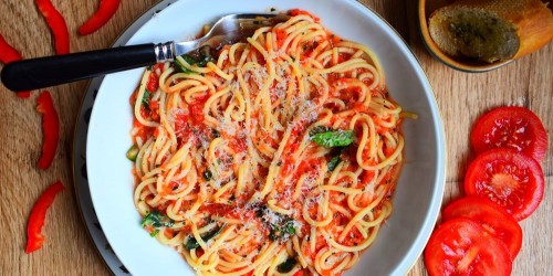 Spaghetti with a fresh tomatoes and pepper pasta sauce