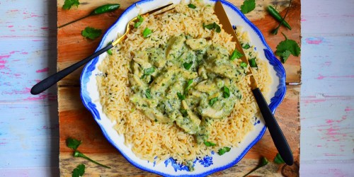 Strips of chicken cooked in a fresh green Thai coconut curry sauce served with ginger and soy rice